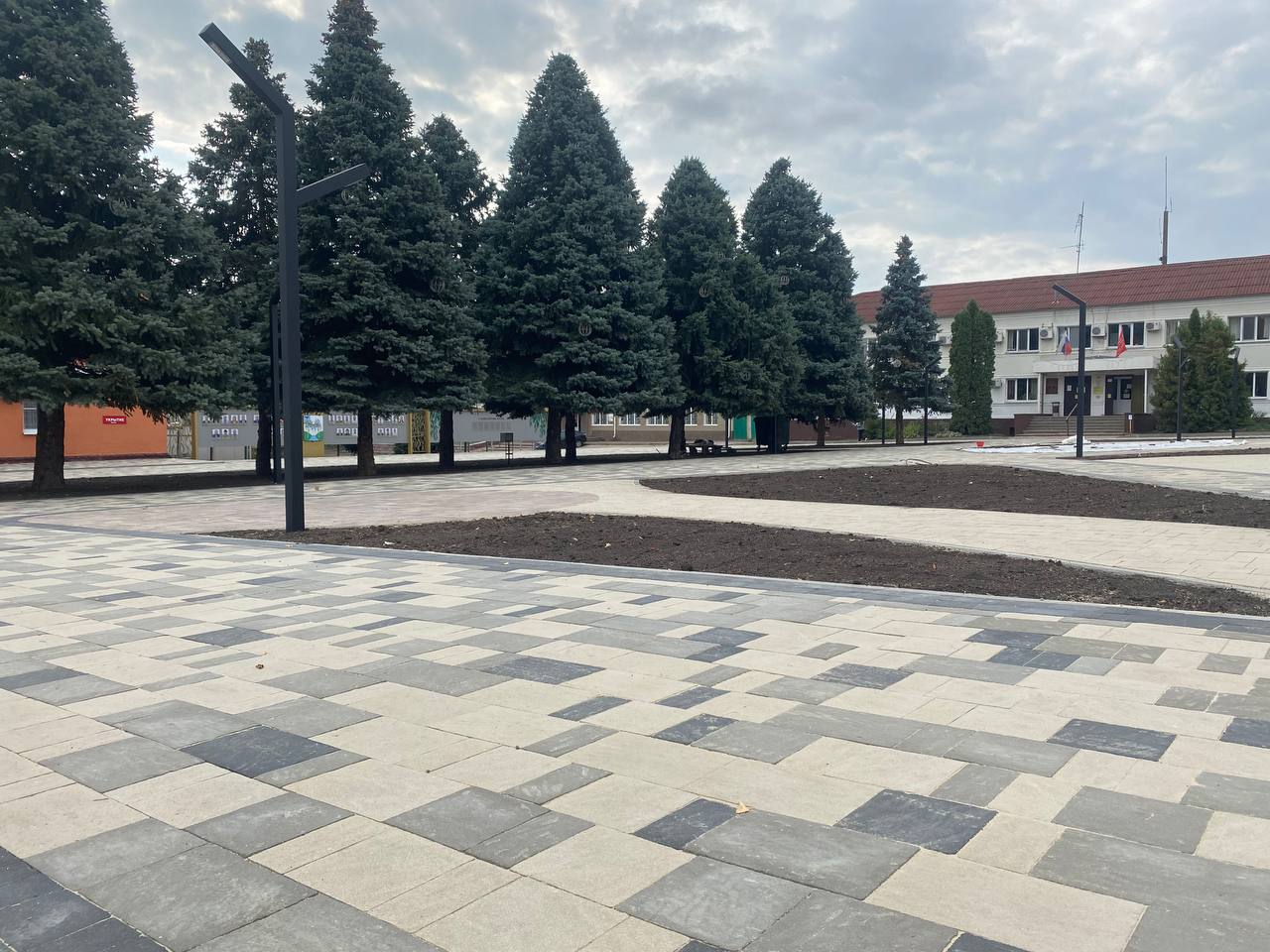 Завершается преображение площади Советской в Ракитном.