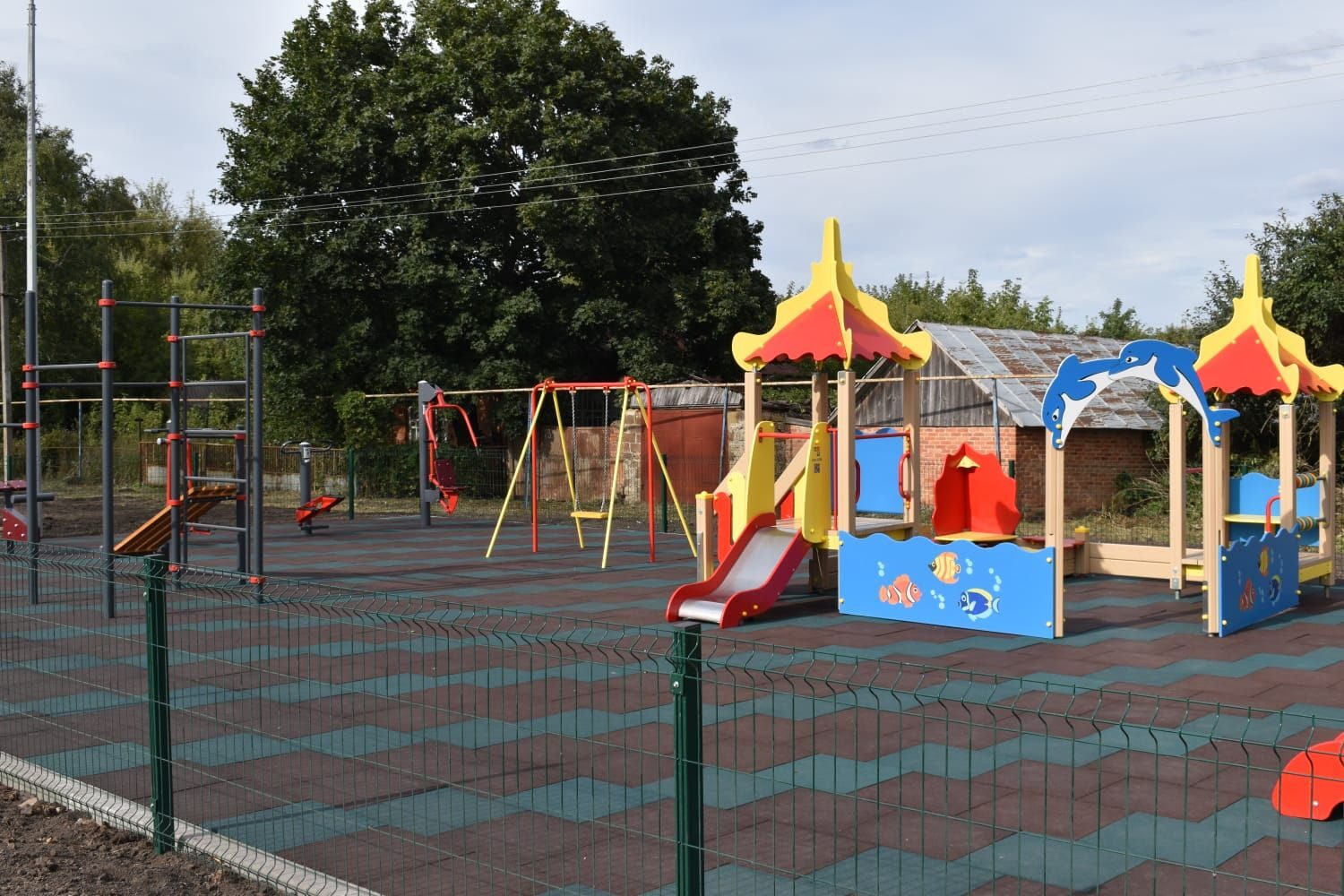 На хуторе Сухой Лог Дмитриевского сельского поселения состоялось торжественное открытие универсальной комплексной спортивной детско-игровой площадки