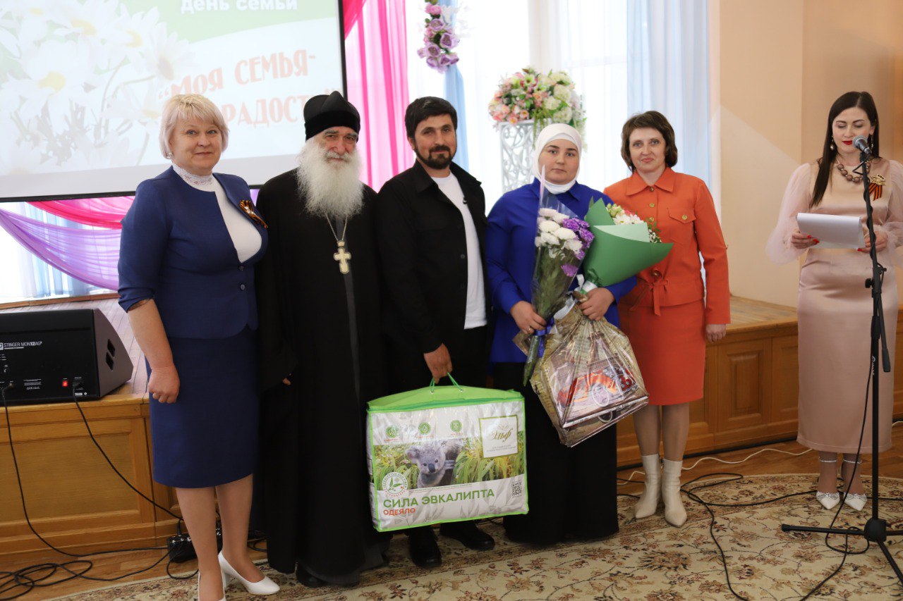 В Ракитянском районе чествовали многодетных мам, молодожёнов и юбиляров семейной жизни.