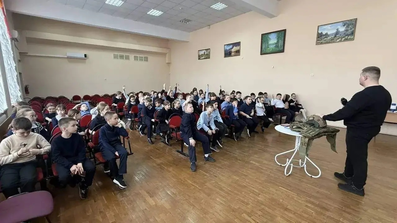 В Ракитянской средней школе №1 состоялась особенная встреча, которая оставила глубокий след в сердцах учеников. В гости к ребятам пришёл участник специальной военной операции Александр.