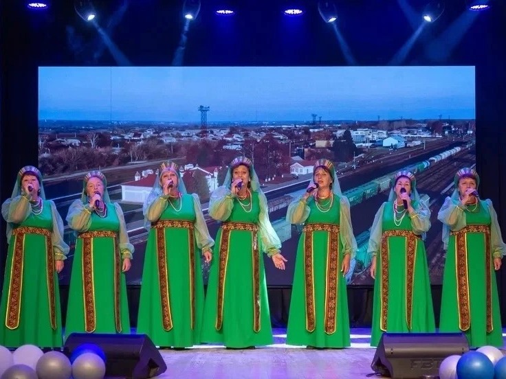 Сегодня в Пролетарском прошла праздничная программа «Здесь мы трудимся, любим, живём!».