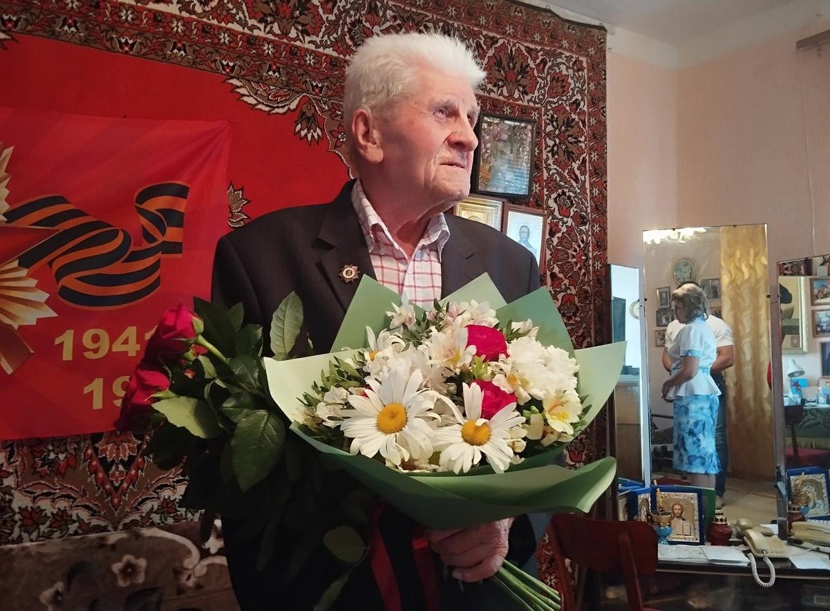 Ракитянцы поздравили ветерана Великой Отечественной войны Александра Тарасовича Скирдина с 81-й годовщиной танкового сражения под Прохоровкой.
