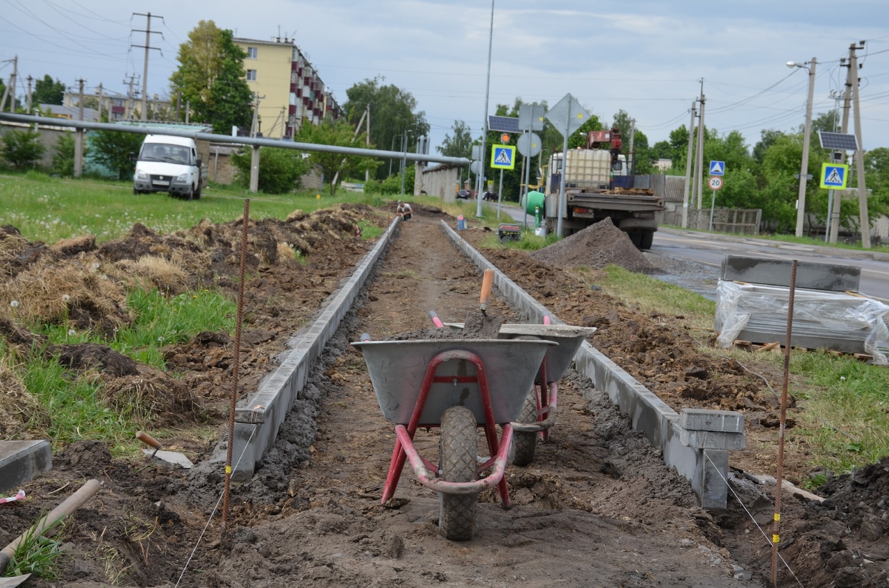 Подрядная организация начала строительство тротуарной дорожки, которая соединит посёлок Пролетарский и село Ворсклица