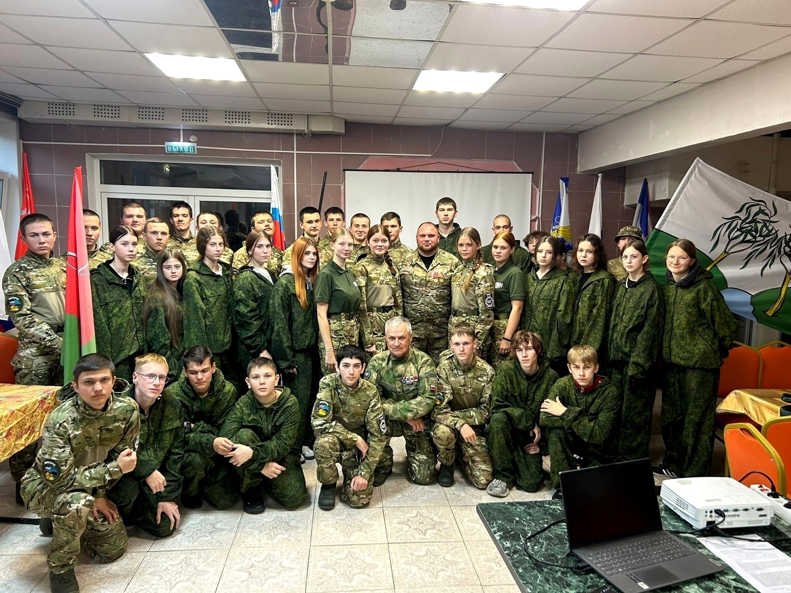 Ракитянские курсанты центра военно-спортивной подготовки и патриотического воспитания «Воин» провели две недели в учебно-методическом центре «Авангард» в Туле.