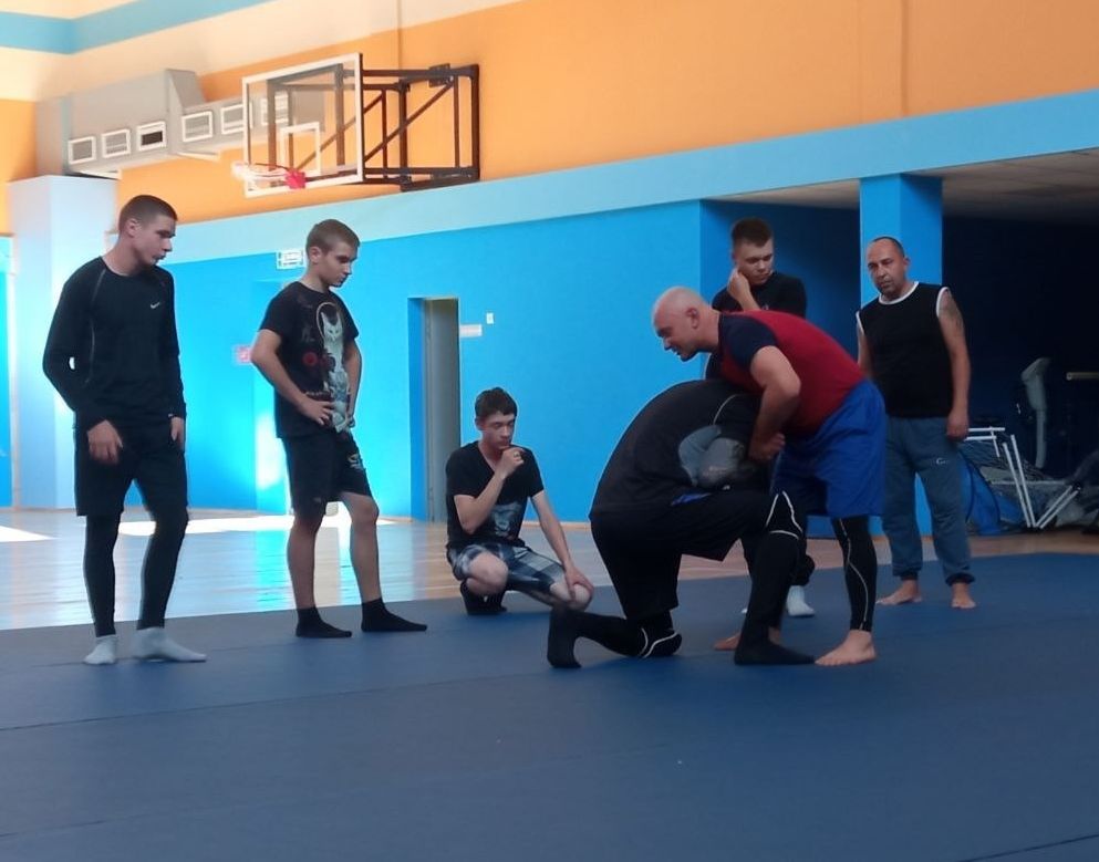 Продолжаем делиться с вами кадрами с тренировочных занятий по рукопашному бою, которые проходят в Ракитянской средней школе №2 имени Алексея Ивановича Цыбулёва.
