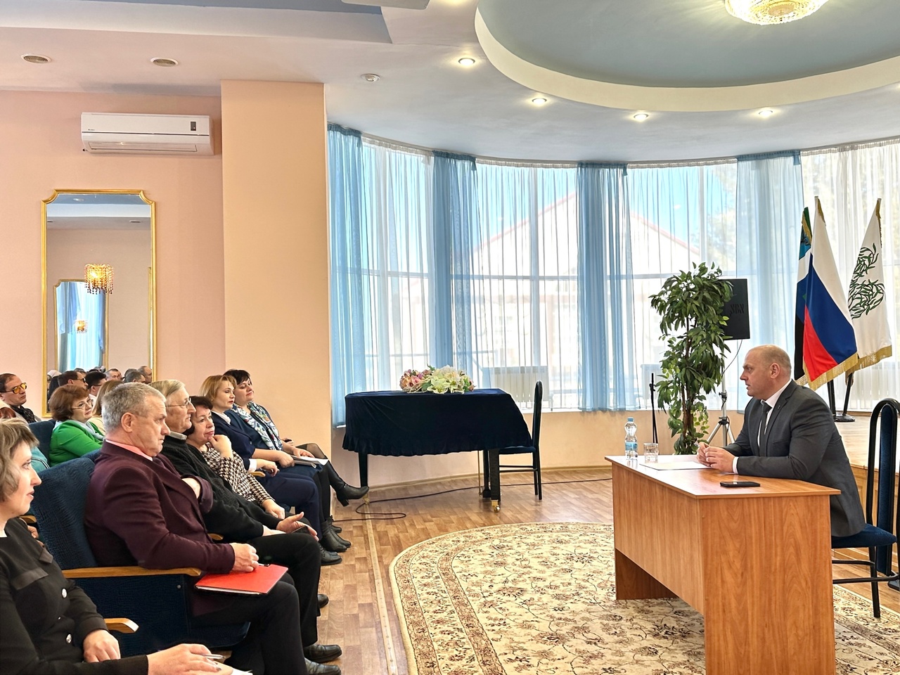 Глава администрации Ракитянского района Анатолий Климов встретился с представителями общественных организаций.