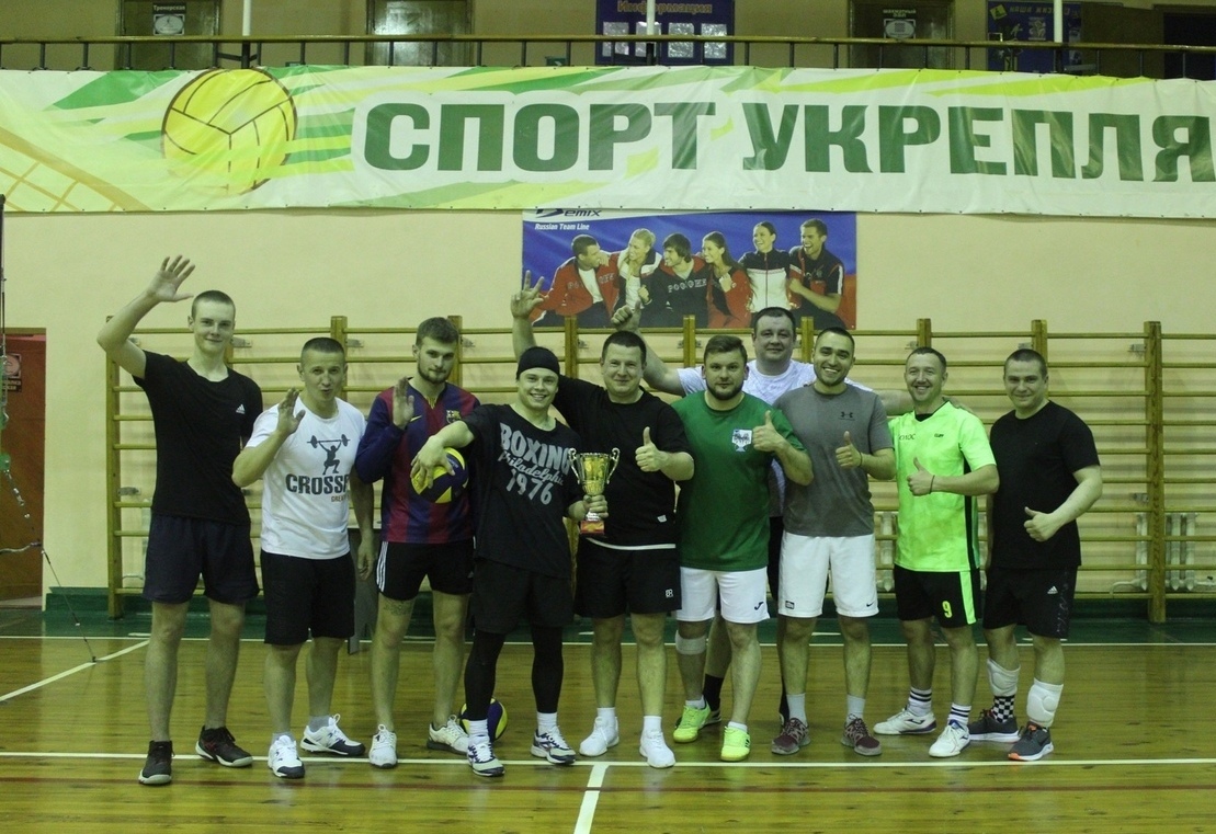 В Ракитном состоялся товарищеский матч по волейболу между местной молодёжью и муниципальными служащими.