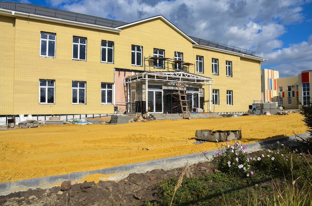 Строители приступили к отделке фасада Ракитянской средней школы №3 имени Надежды Никифоровны Федутенко.