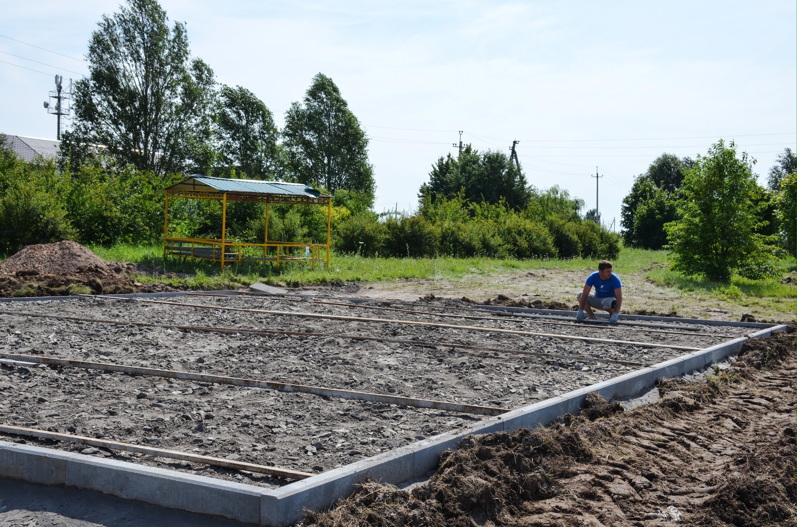 В селе Меловое Венгеровского сельского поселения начато строительство детской площадки.