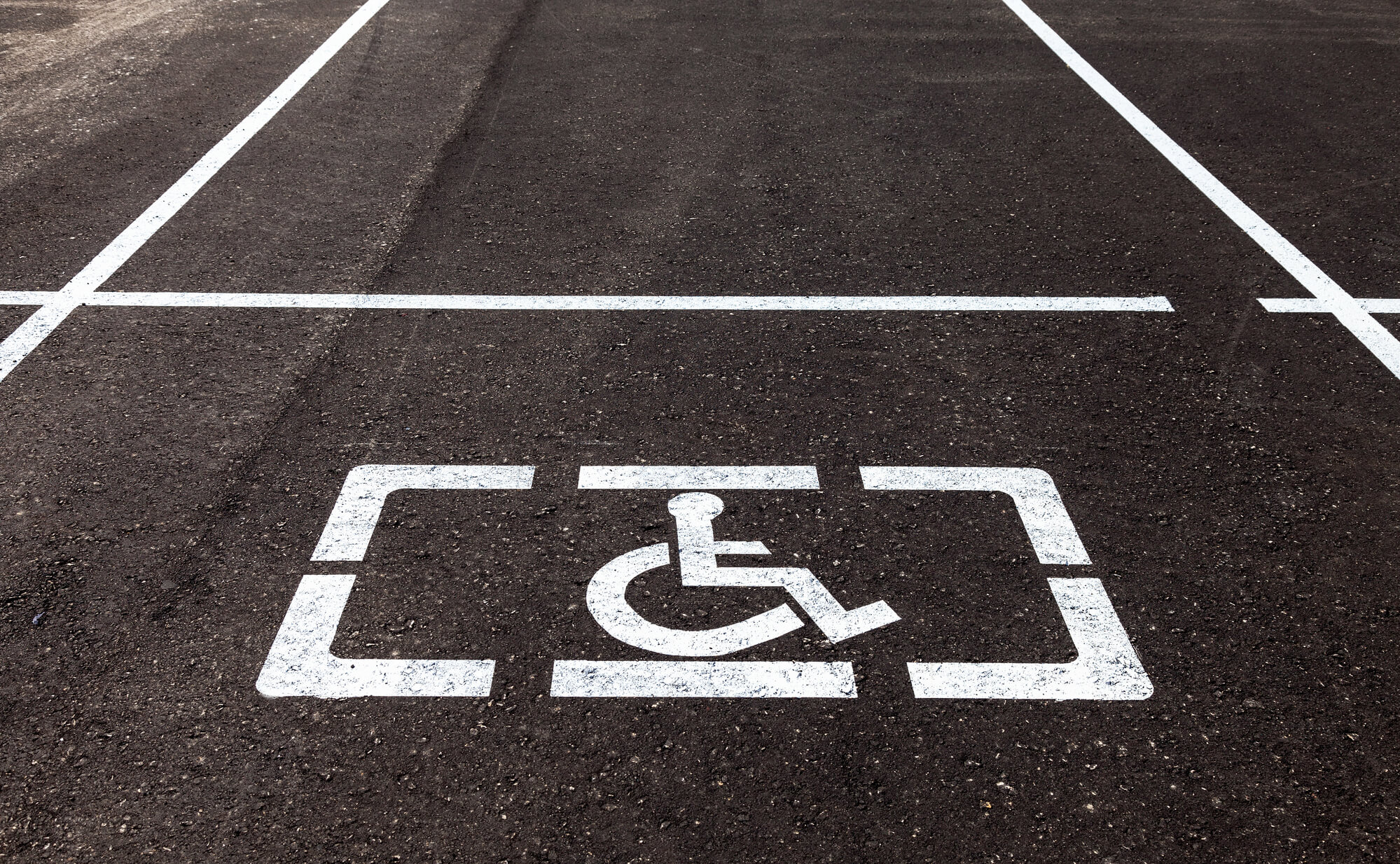 Прокуратурой Ракитянского района проведена проверка по обеспечению инвалидов стоянками вблизи учреждений здравоохранения.
