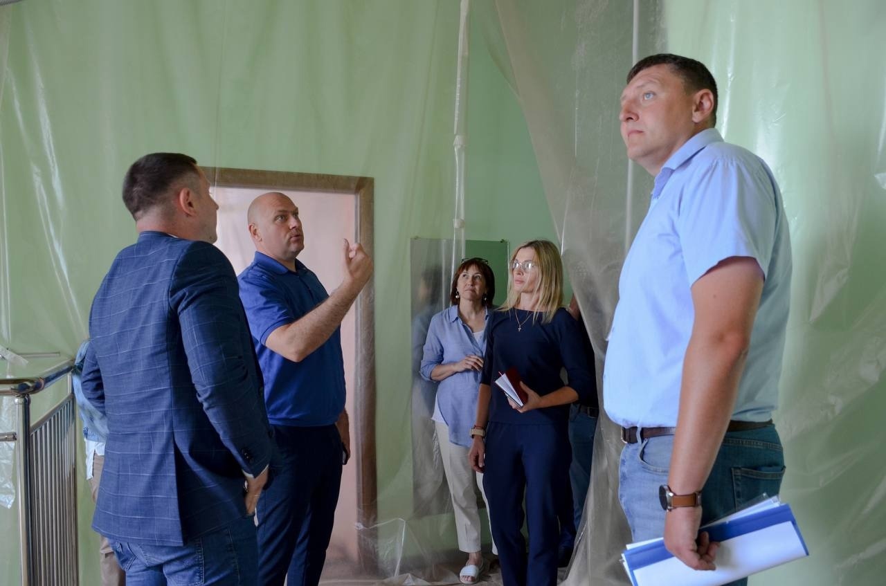 Глава администрации Ракитянского района Анатолий Климов провёл рабочее совещание по ремонту здания Детской школы искусств имени Владимира Рудина.