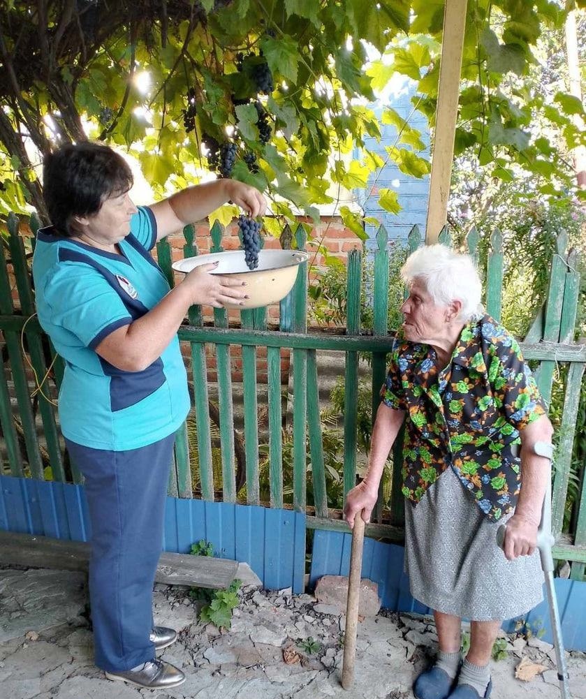 Ракитянские волонтёры и социальные работники помогают пожилым гражданам на приусадебных участках.