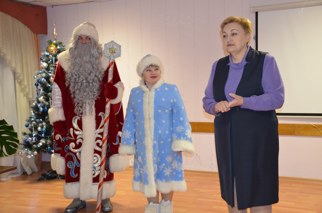 Глава Ракитянского муниципального округа Виктория Мовчан поздравила c Новым годом сотрудников экстренных служб нашего округа..