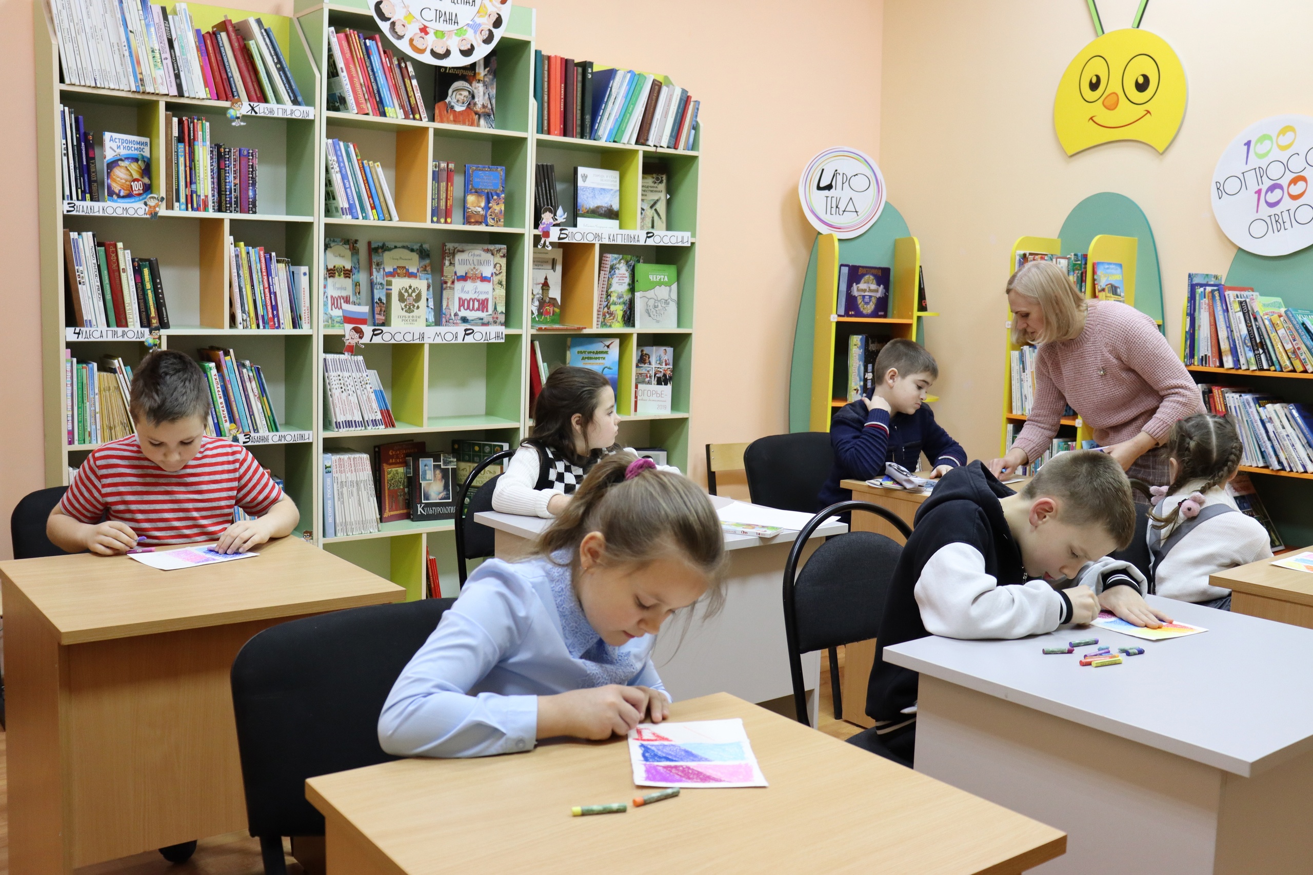 В этом году педагоги продолжают работать с детьми дошкольного и младшего школьного возраста с ОВЗ в библиотерапевтической комнате