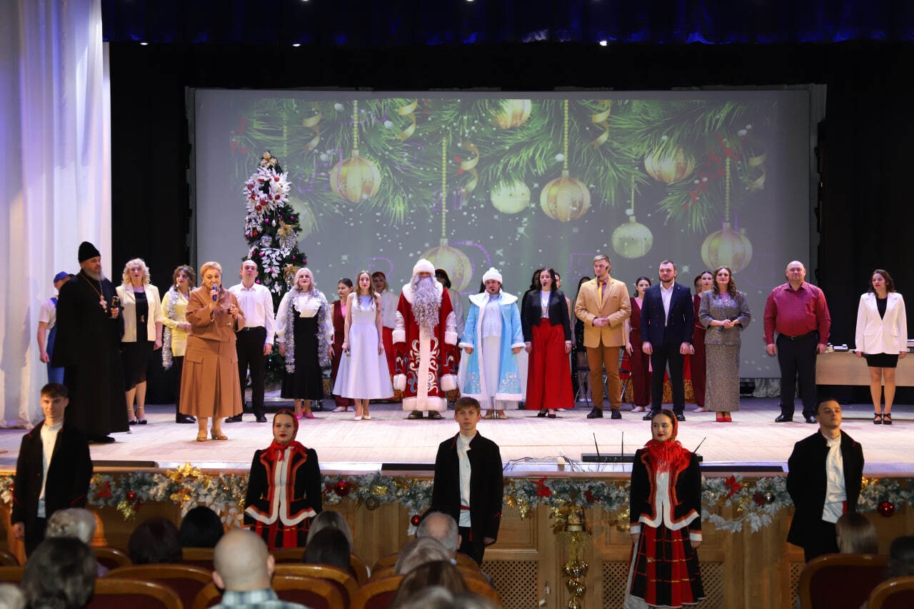 Прекрасным подарком для ракитянцев в преддверии Нового года стал комедийный музыкальный спектакль «Служебная история».