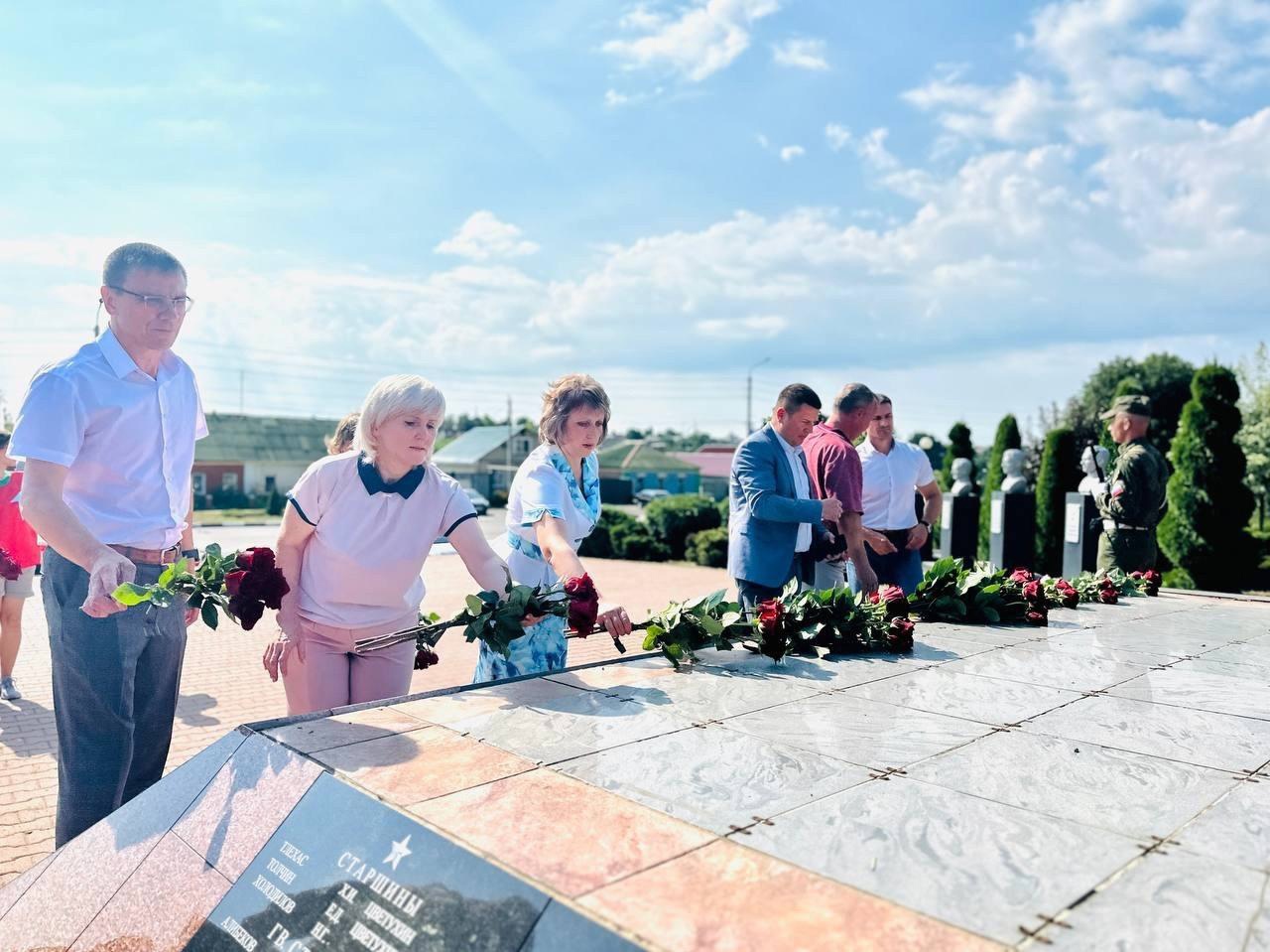 В Ракитном состоялось торжественное возложение цветов к братской могиле.