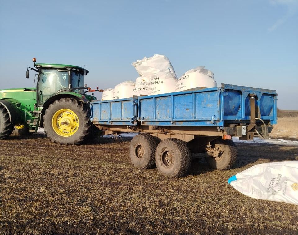 В марте большинство сельскохозяйственных предприятий Ракитянского района закончили работы по подкормке посевов озимой пшеницы урожая 2024 года азотными удобрениями.