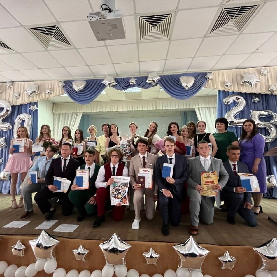 В школах Ракитянского района прошли выпускные вечера.