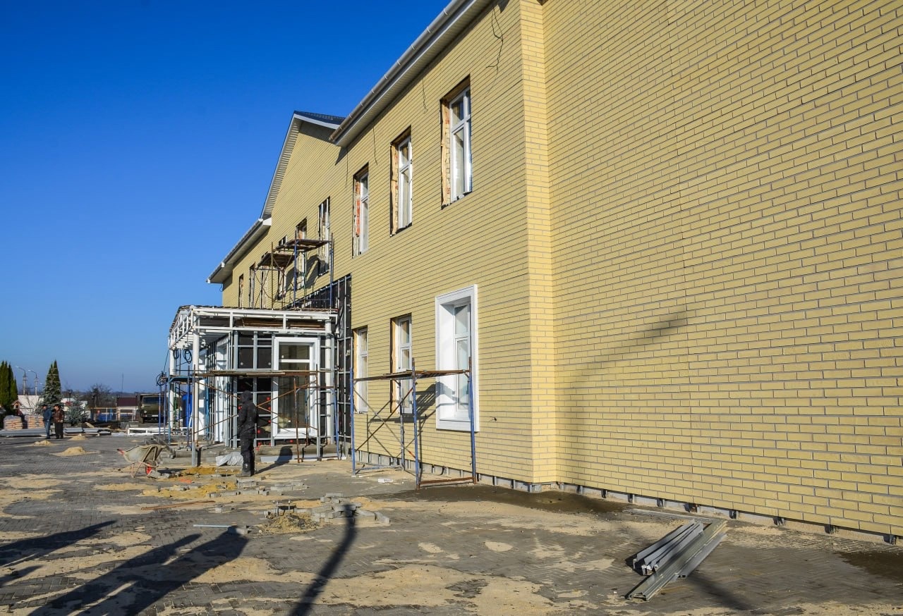 Глава администрации Ракитянского района проверил ход капитального ремонта Ракитянской средней школы №3 имени Надежды Никифоровны Федутенко.