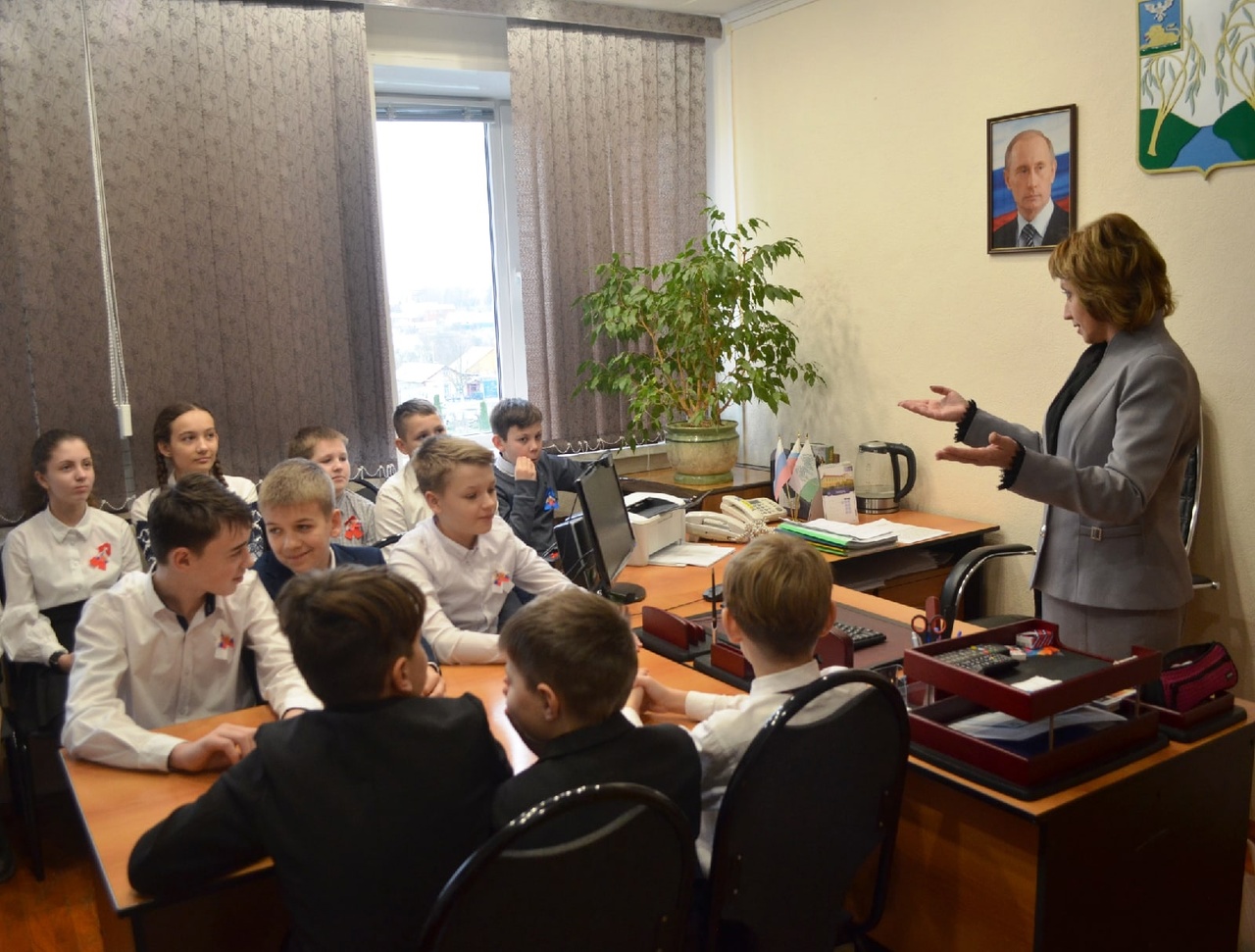 Учащиеся 6 класса Пролетарской средней школы №2 посетили здание администрации Ракитянского района