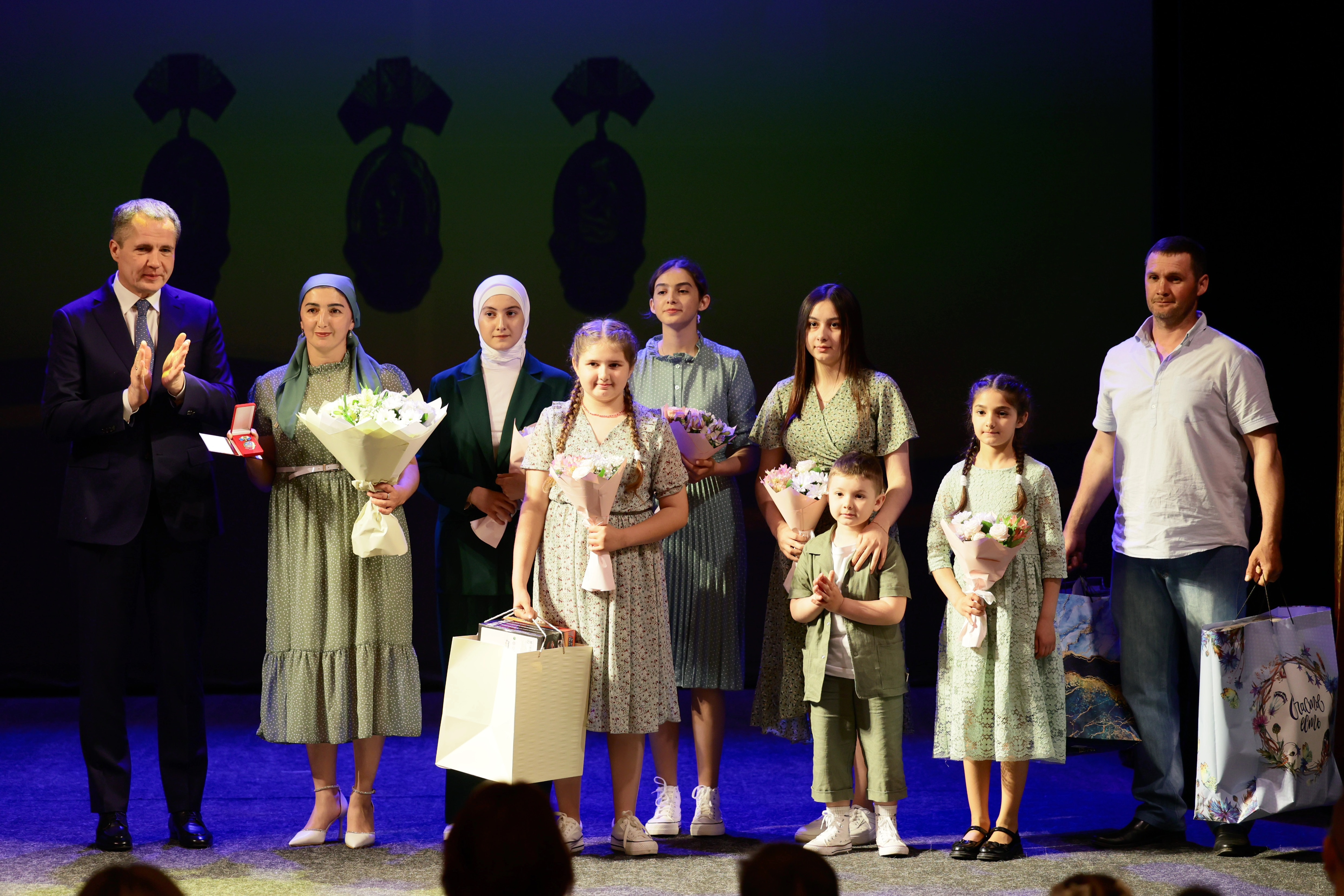 Жительница Ракитянского района Мохигул Алиева удостоена почётного знака «Материнская слава» I-й степени