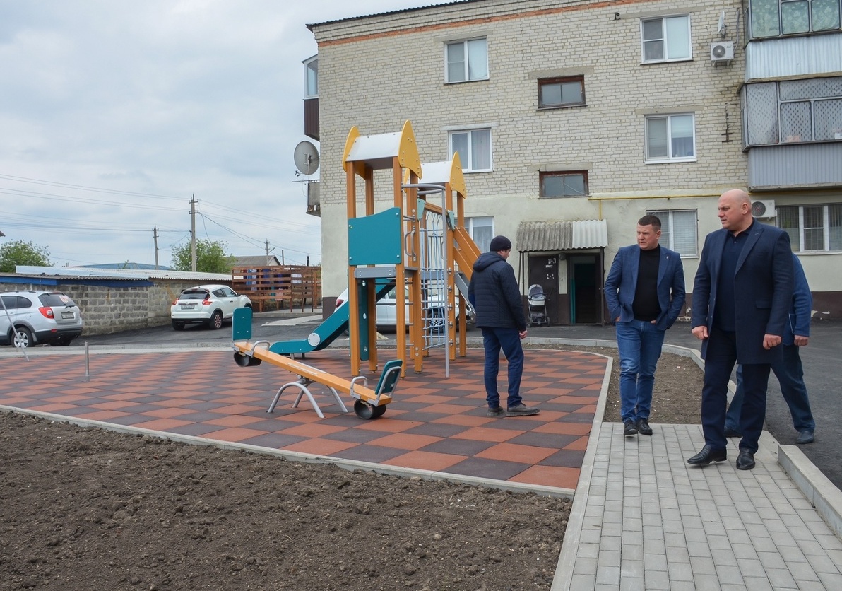 Глава администрации Ракитянского района Анатолий Климов проверил, как идёт благоустройство дворовых территорий в двух посёлках.