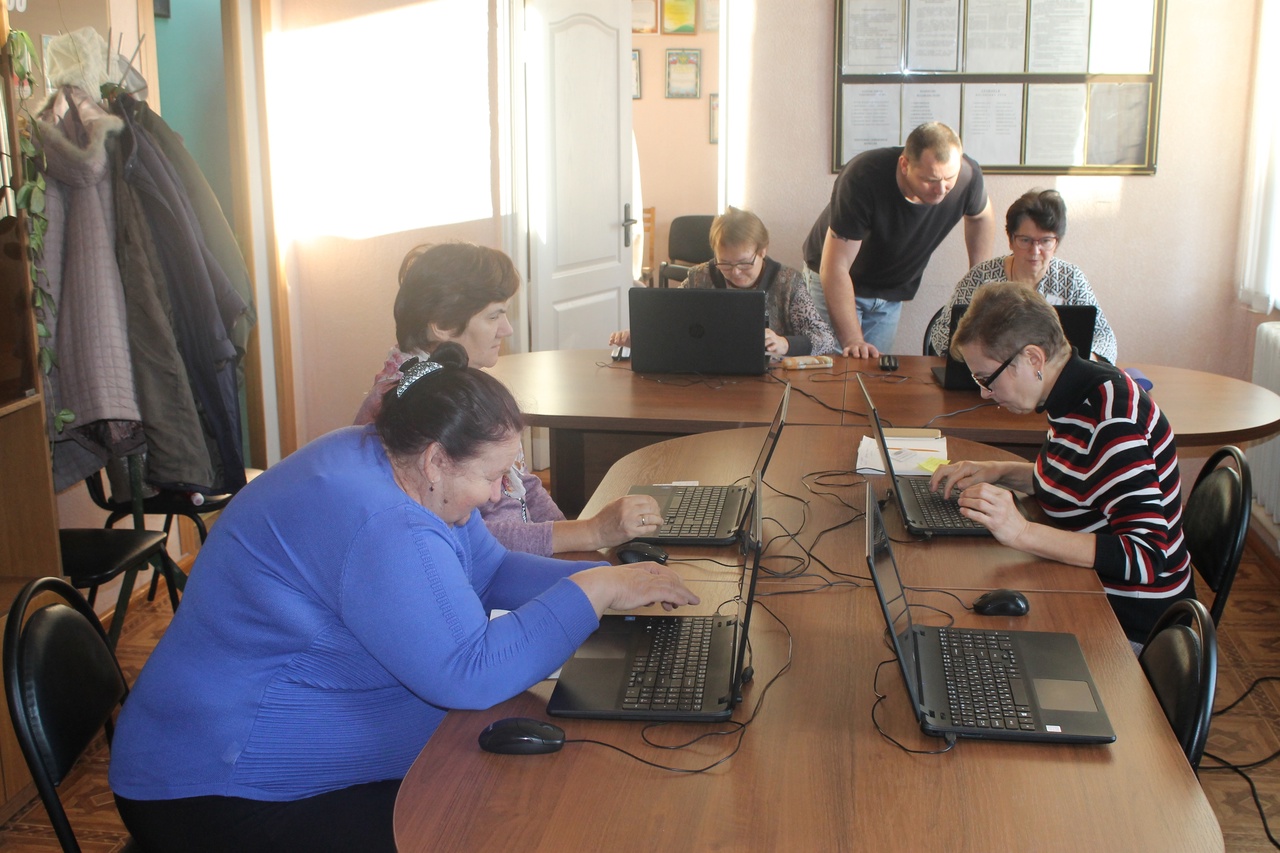 В Ракитянском районе продолжаются занятия по программе «Компьютерная азбука для пожилых»
