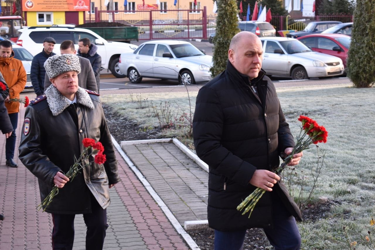 В Ракитянском районе состоялось возложение цветов к памятной доске старшего прапорщика милиции Николая Грищенко