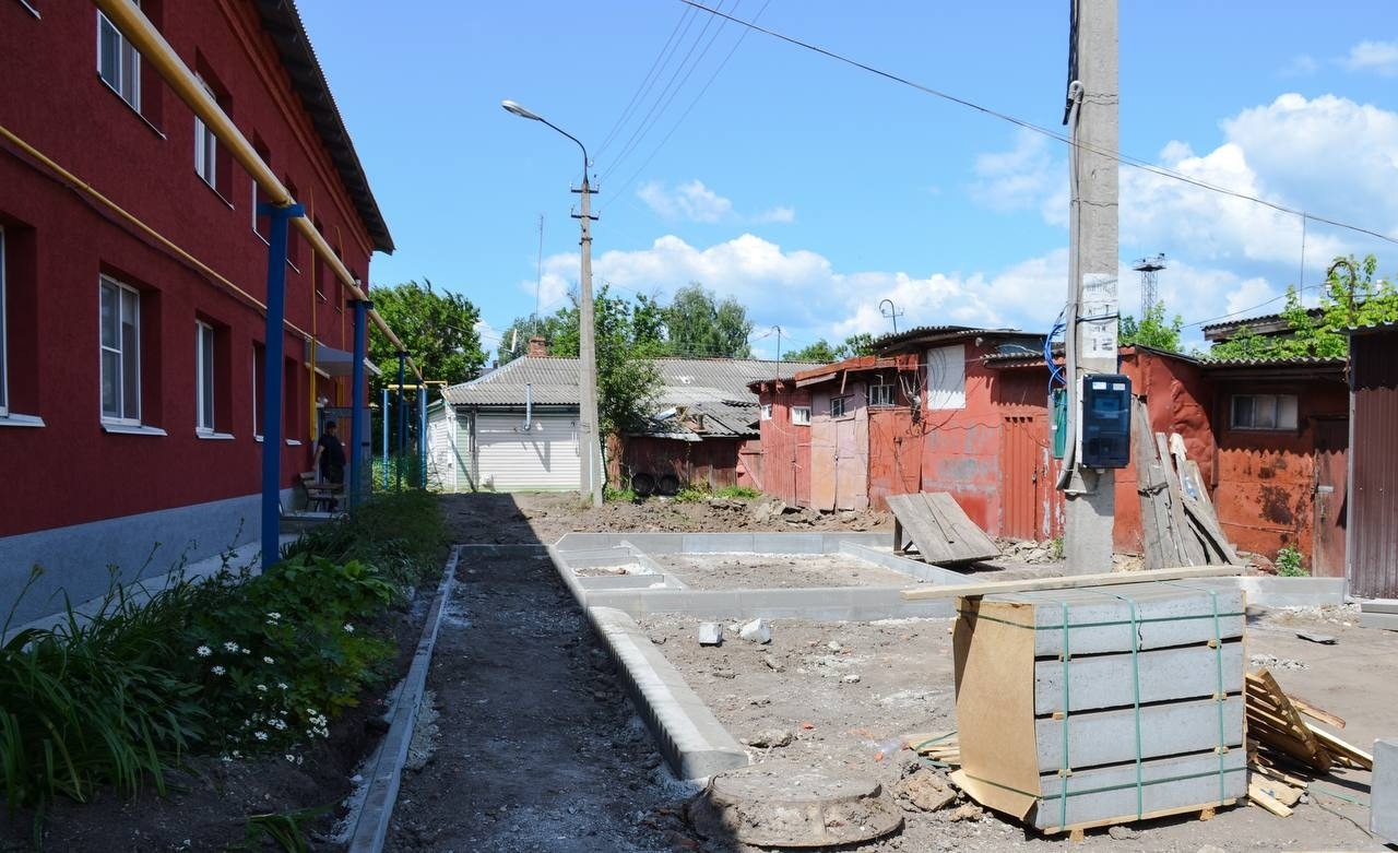 В посёлке Пролетарский продолжается благоустройство дворовых территорий.