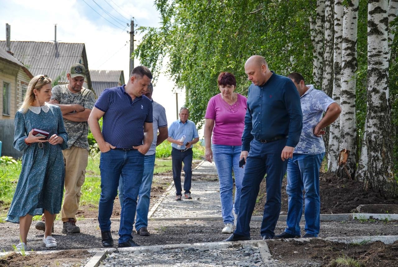 Глава администрации Ракитянского района Анатолий Климов проверил, как идёт строительство тротуарной дорожки в Дмитриевке.