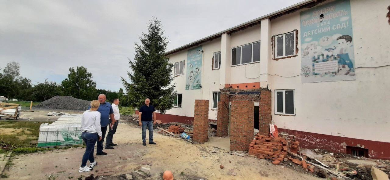 Министр строительства региона Оксана Козлитина проверила, как в Ракитянском районе идёт капитальный ремонт трёх объектов.