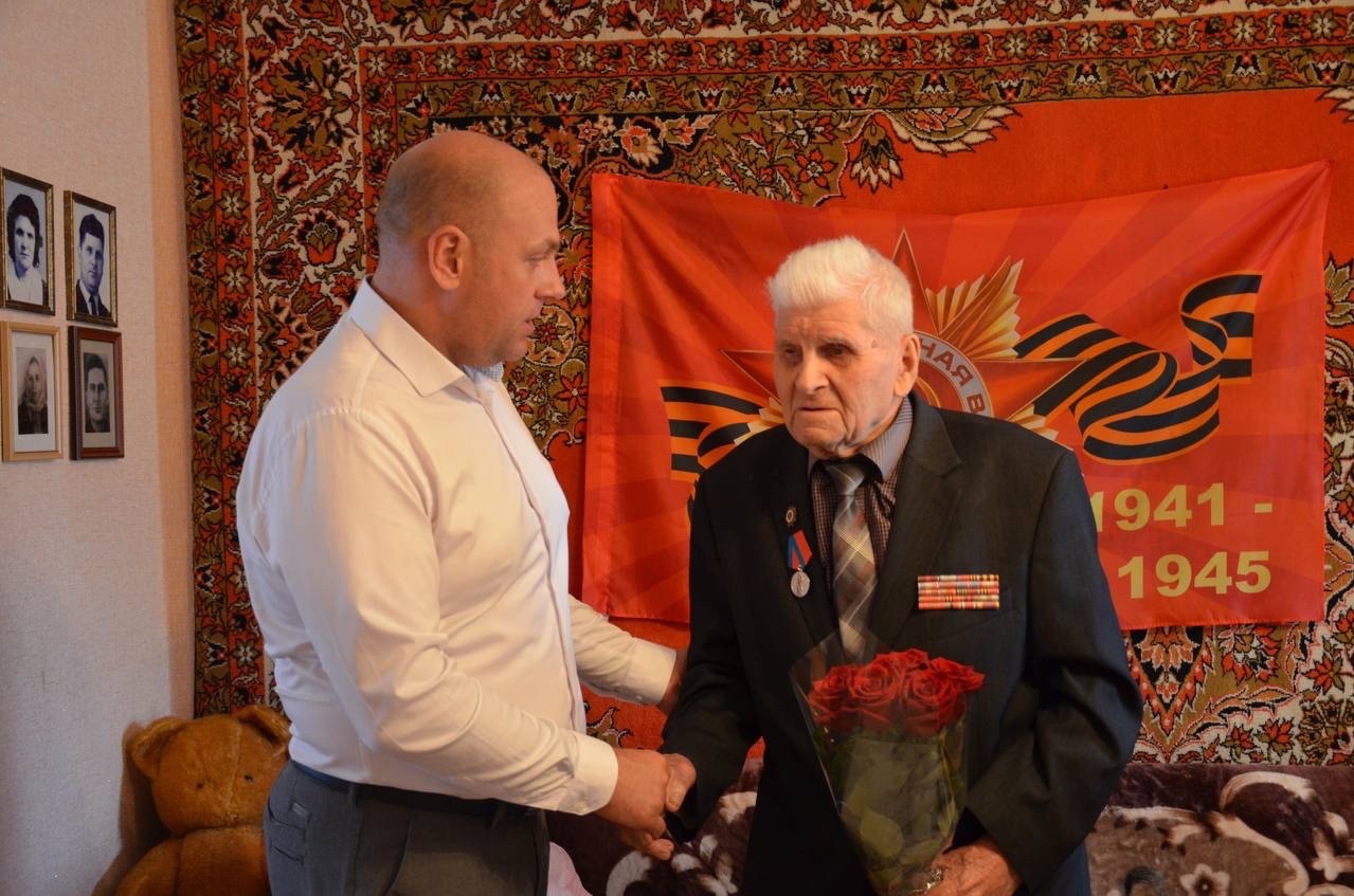 Ветеран Александр Тарасович Скирдин из Пролетарского награждён медалью Николая Масалова.
