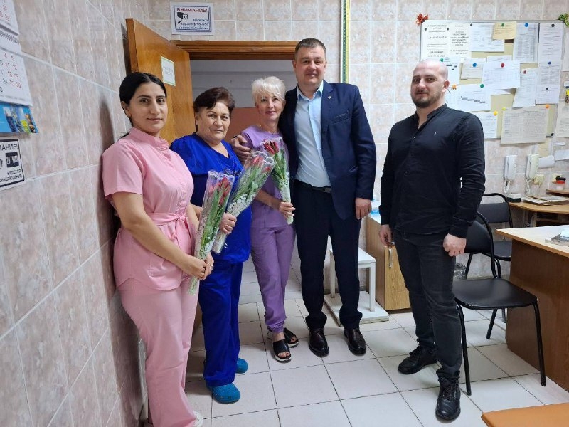 Заместитель главы Ракитянского округа по строительству, транспорту, ЖКХ и муниципальной собственности Дмитрий Гречихин поздравил с 8 марта женщин, которые встречают этот праздник на рабочем месте.