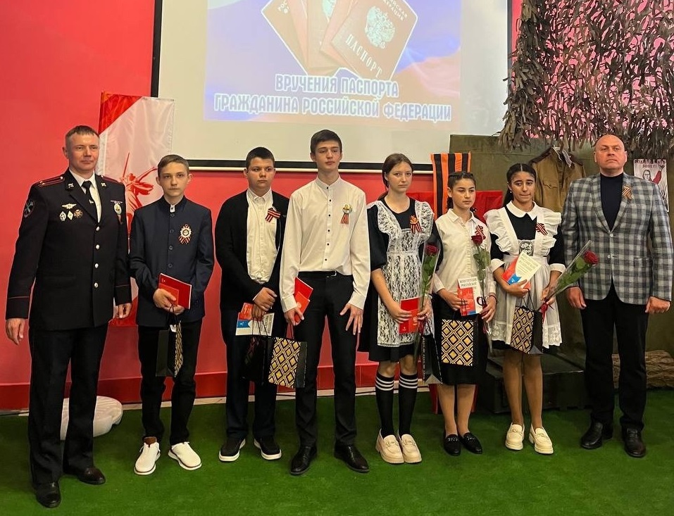 В ракитянском Штабе Победы прошла торжественная церемония вручения паспортов в рамках акции «Мы - граждане России!».