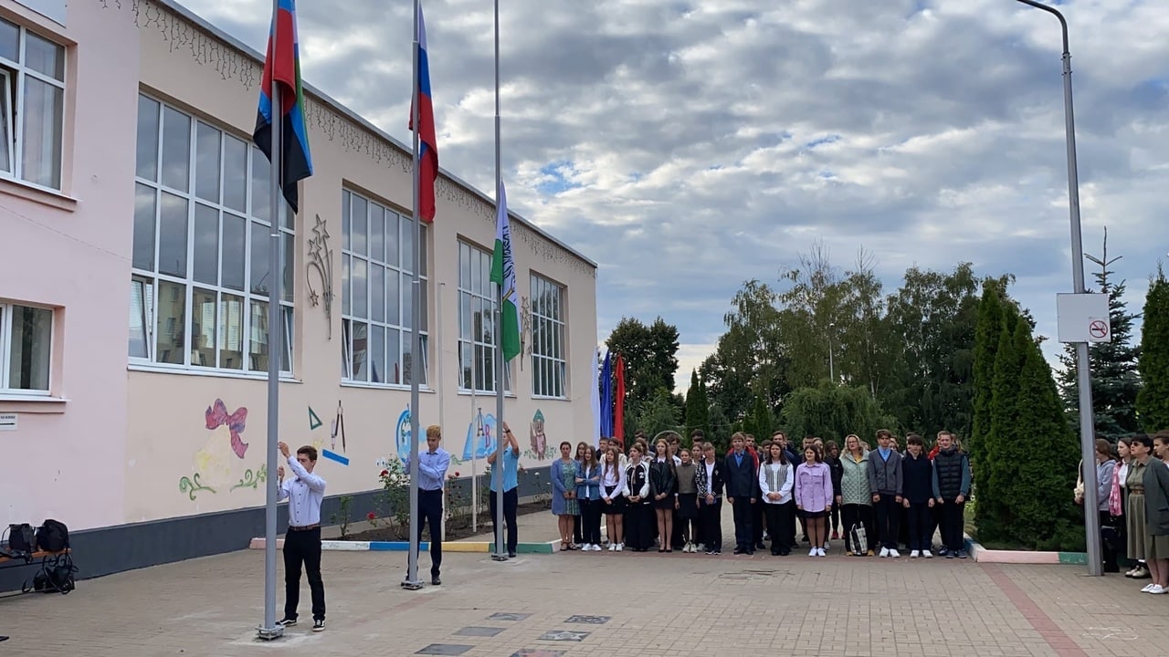 В школах Ракитянского района учебная неделя начинается с торжественной церемонии поднятия Государственного флага Российской Федерации и исполнения гимна