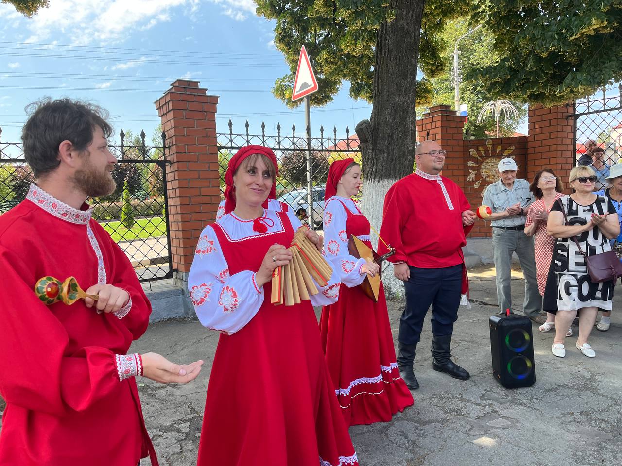 В рамках губернаторского проекта по социальному туризму для старшего поколения Ракитянский район принимал гостей из Белгородского района.