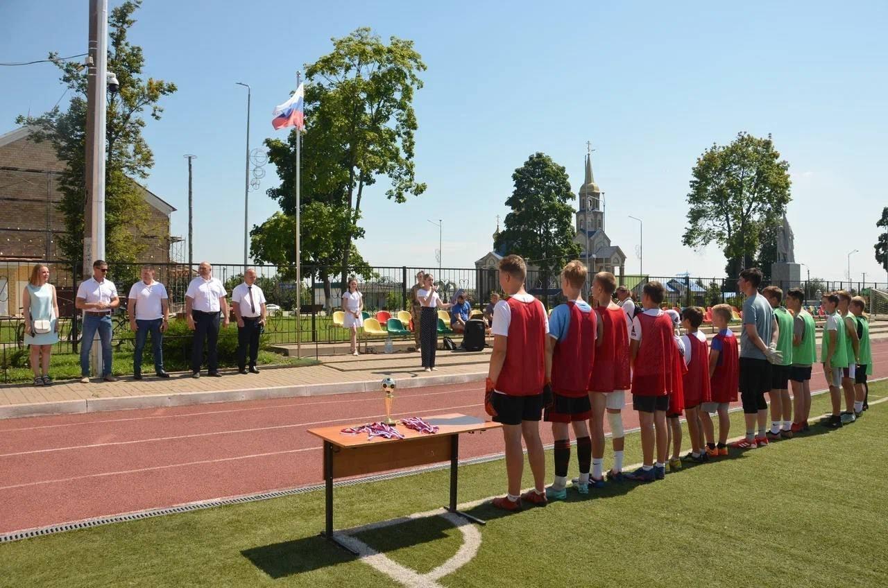В Пролетарском прошли соревнования по баскетболу и дворовому футболу.