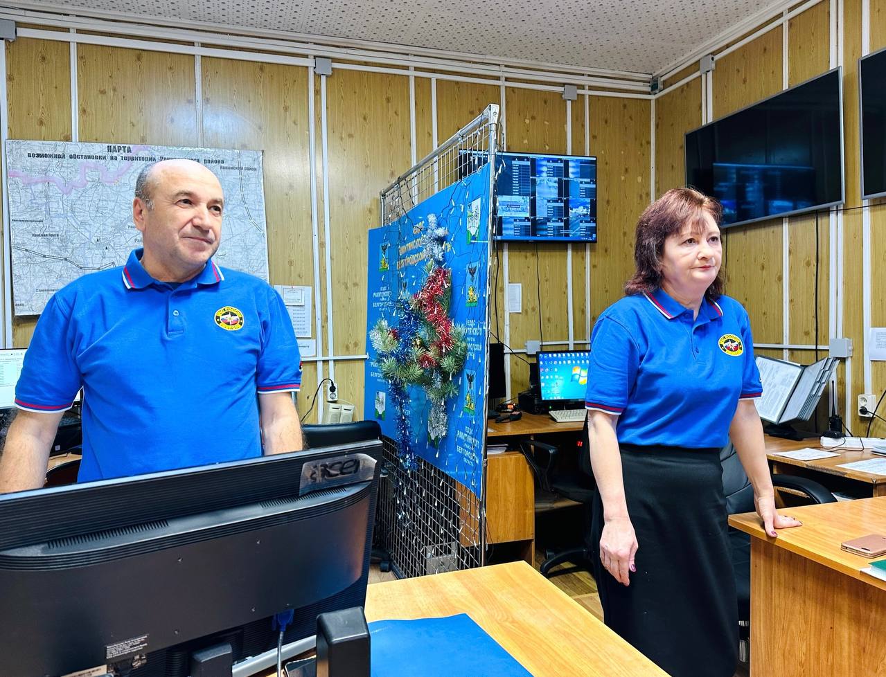 Глава администрации Ракитянского района  поздравил сотрудников единой дежурно-диспетчерской службы с Новым 2024 годом.