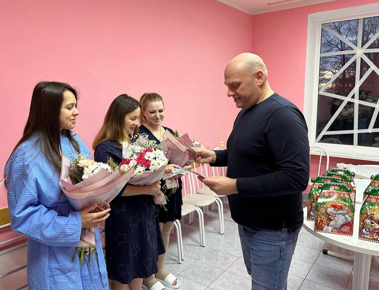 Глава муниципалитета Анатолий Климов посетил родильное отделение Ракитянской центральной больницы и поздравил пациенток и персонал с Новым годом.