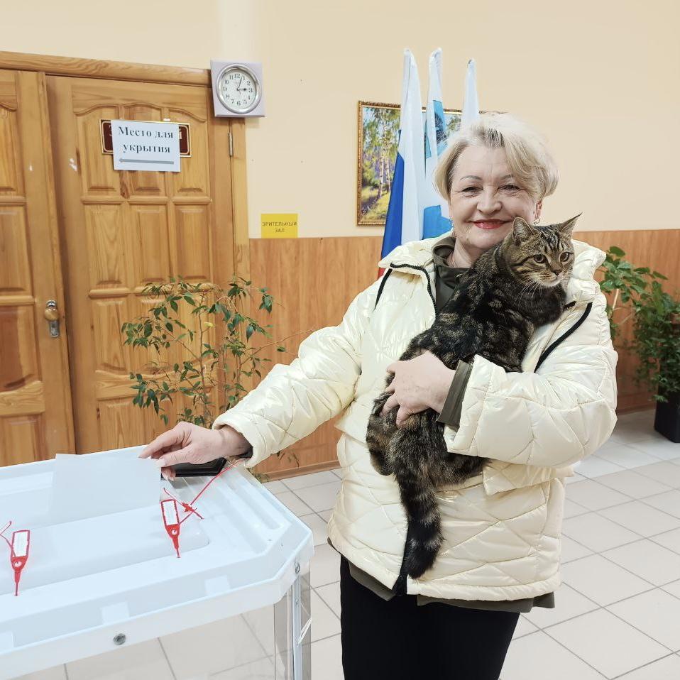 В Ракитянском районе жители приходят на выборы с любимыми питомцами.