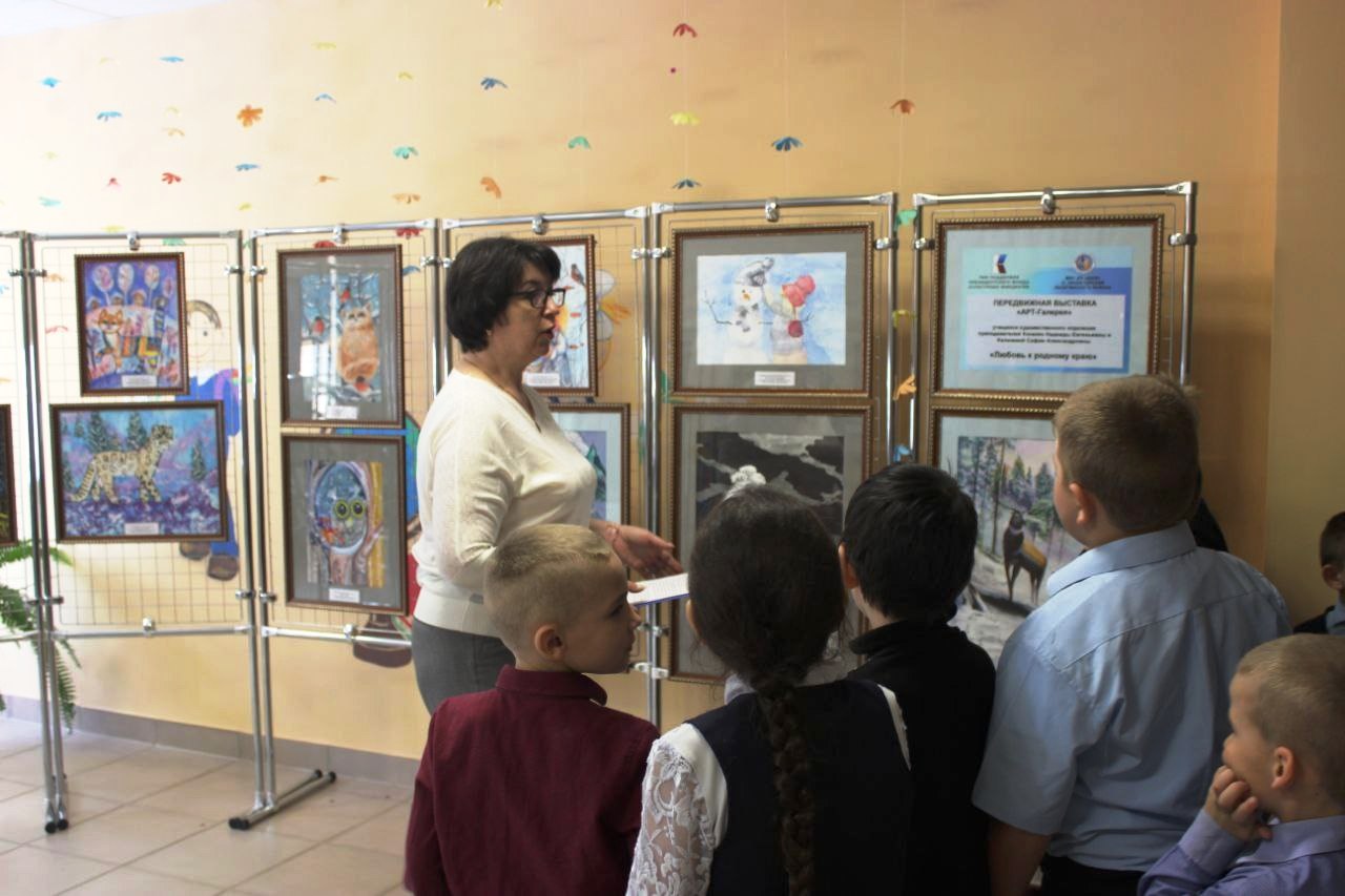 В Нижнепенской школе открылась выставка «Любовь к родному краю».
