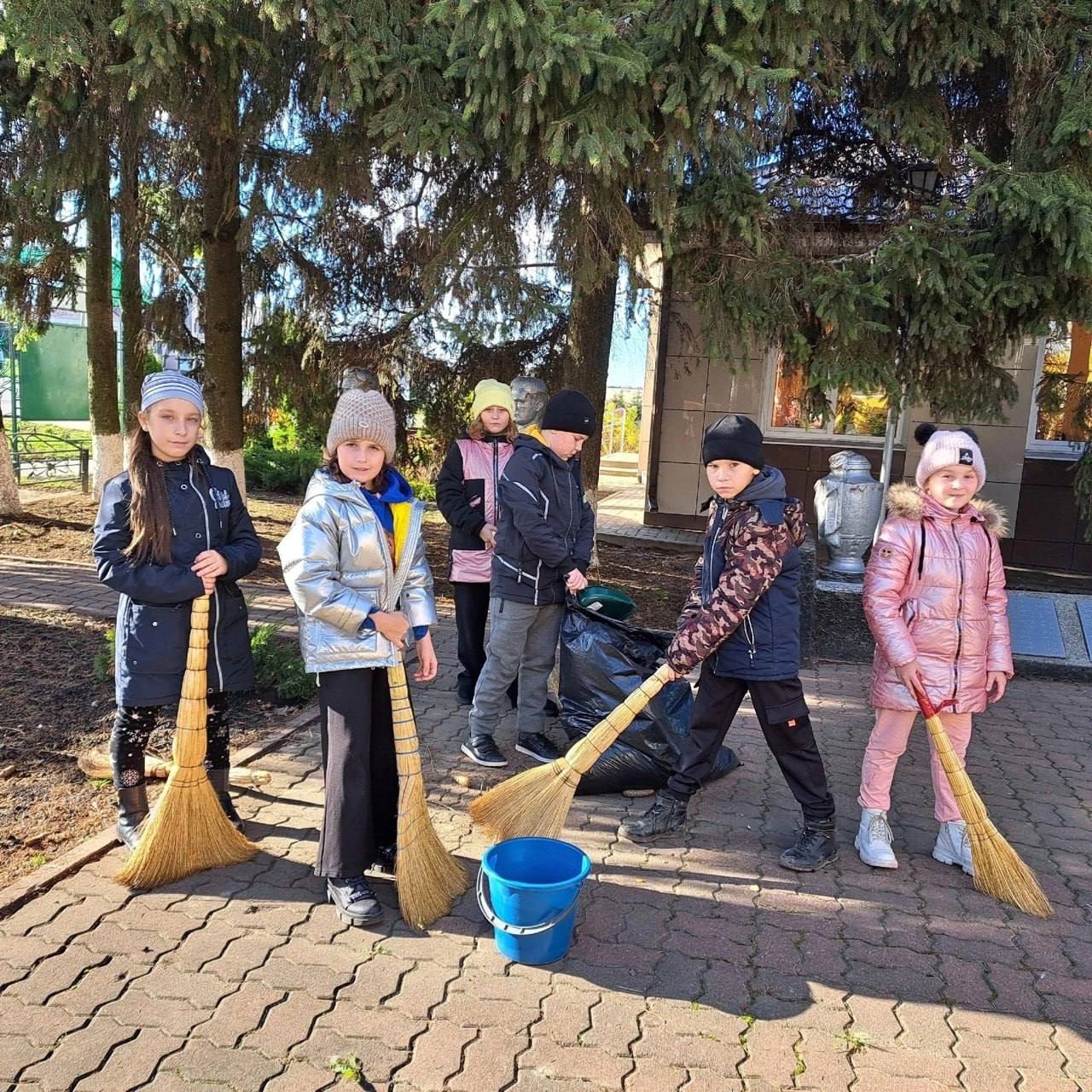 В Ракитянском районе проходят экологические субботники по уборке и благоустройству мемориалов и захоронений погибших героев.