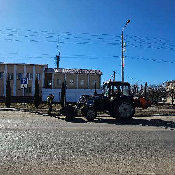 В Ракитянском районе начали убирать дороги от грязи и пыли.