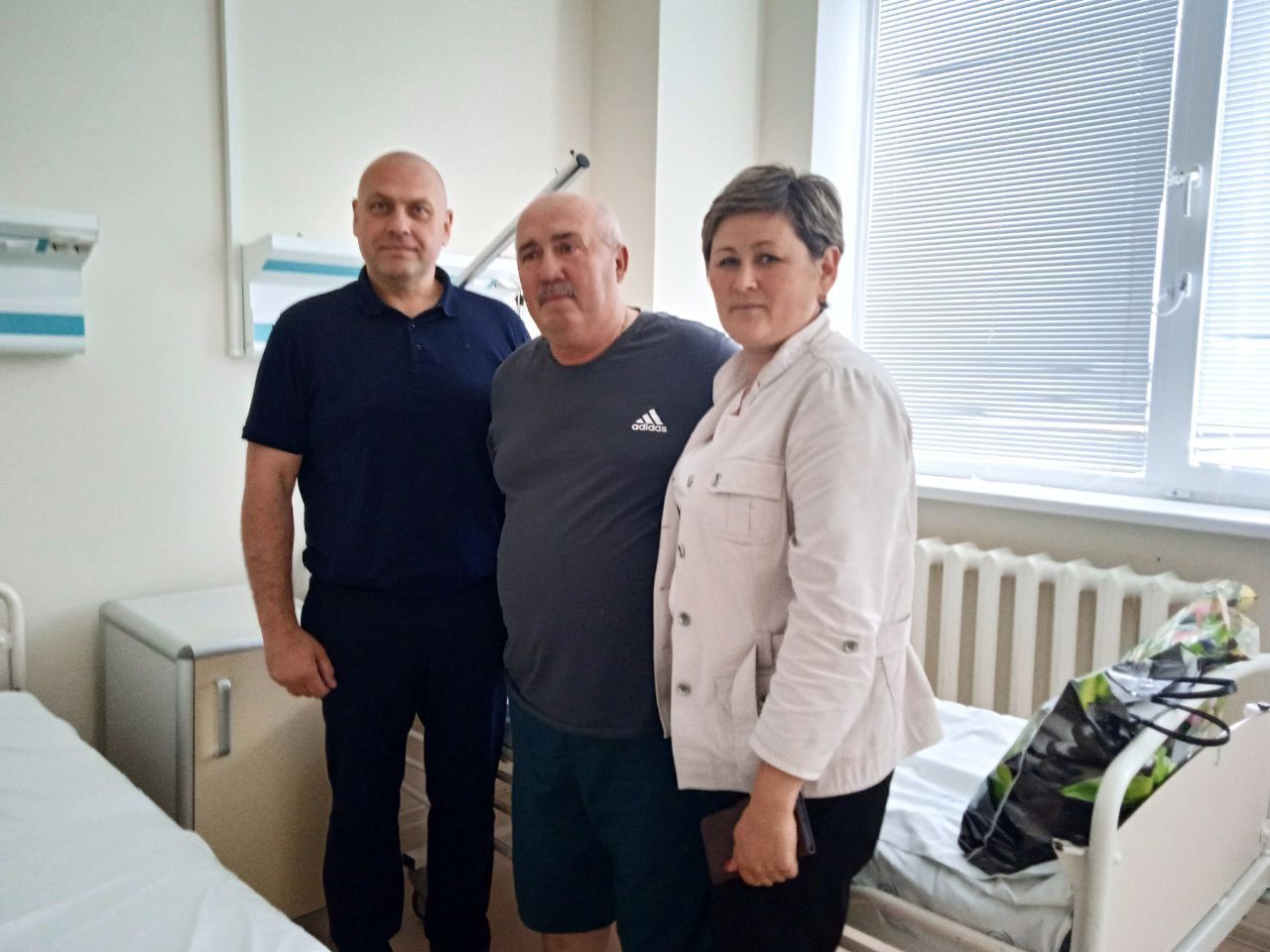 Сегодня глава администрации Ракитянского района Анатолий Климов навестил жителя села Борисполье, который пострадал в результате атаки дрона на наш район.