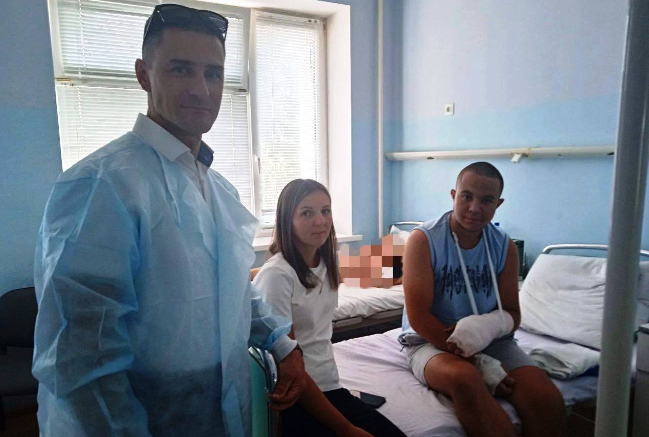 Власти Ракитянского района навестили мирных жителей, пострадавших от ударов ВСУ.