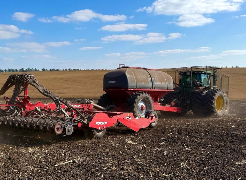 Сельскохозяйственные предприятия Ракитянского района успешно завершили сев озимых культур.