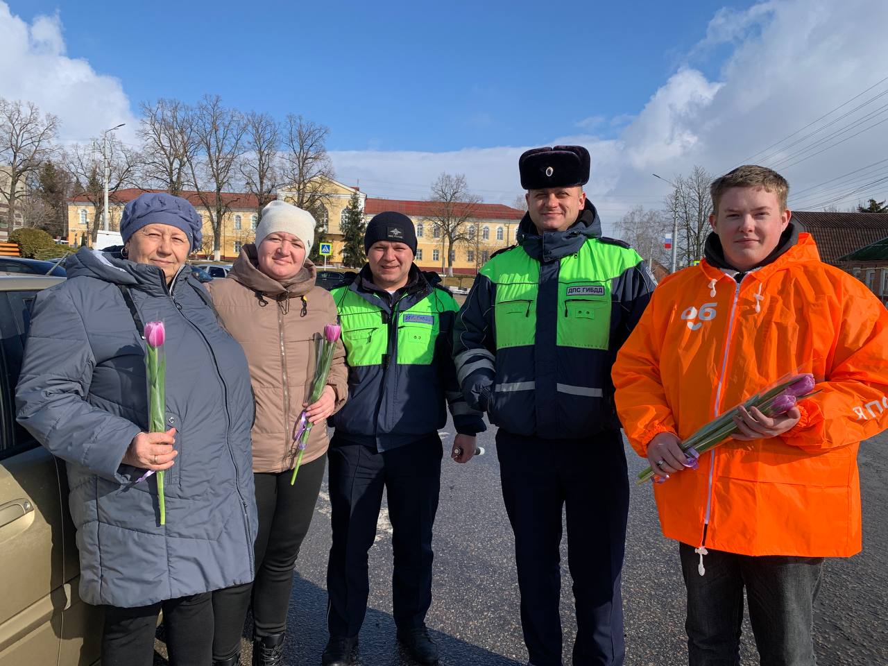 Цветы вместо протоколов🌷: в преддверии 8 Марта сотрудники ракитянской госавтоинспекции подарили тюльпаны женщинам - водителям.