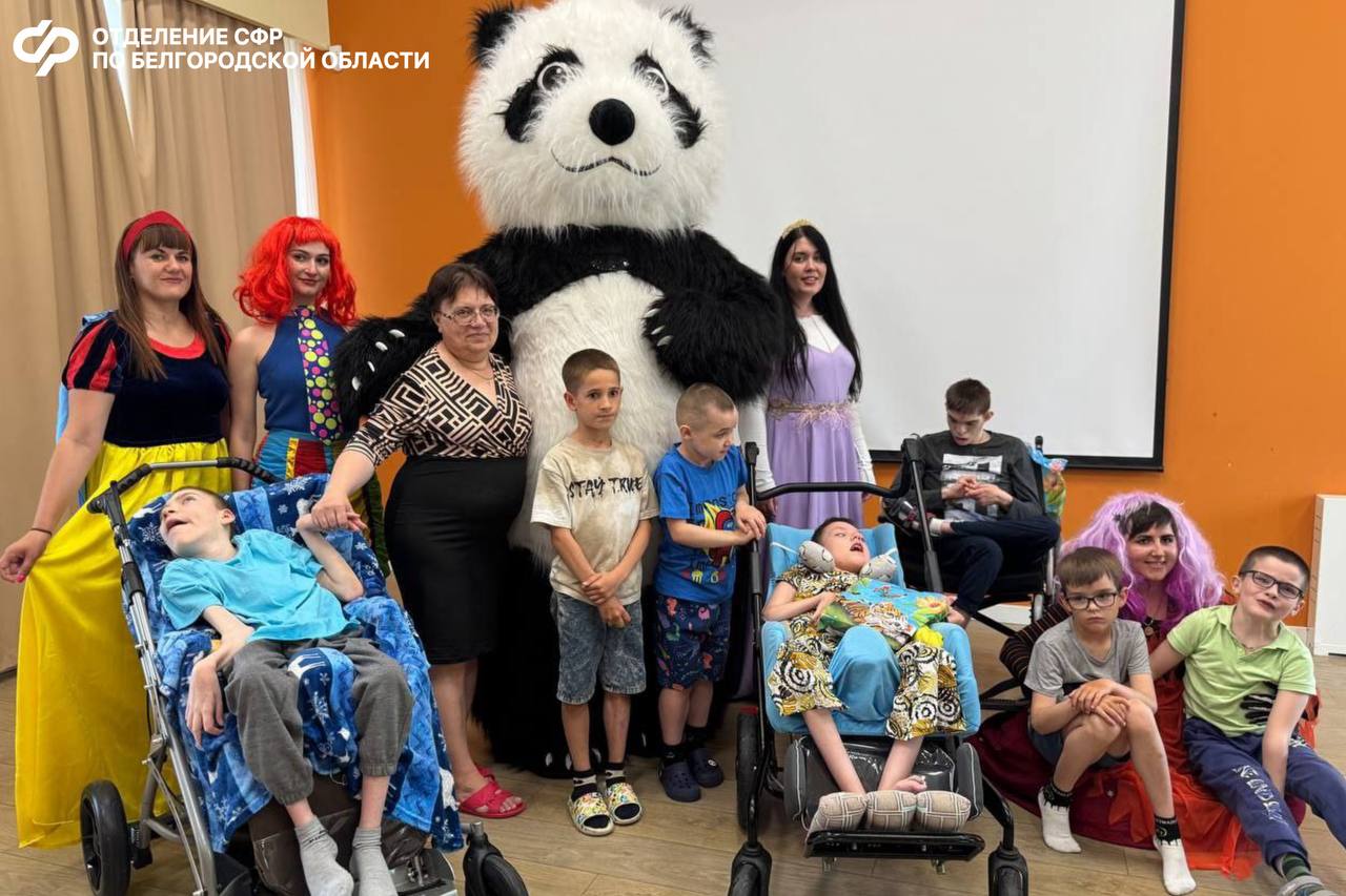 Сотрудники Отделения СФР по Белгородской области поздравили подопечных детского хосписа «Изумрудный город» с Днём защиты детей.
