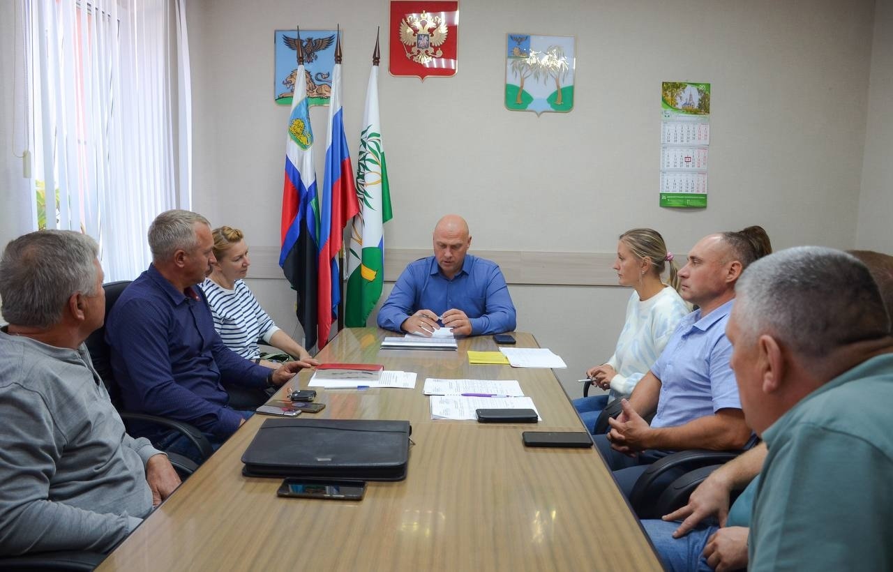 Глава администрации Ракитянского района Анатолий Климов провёл встречи по организации работы местных бассейнов.