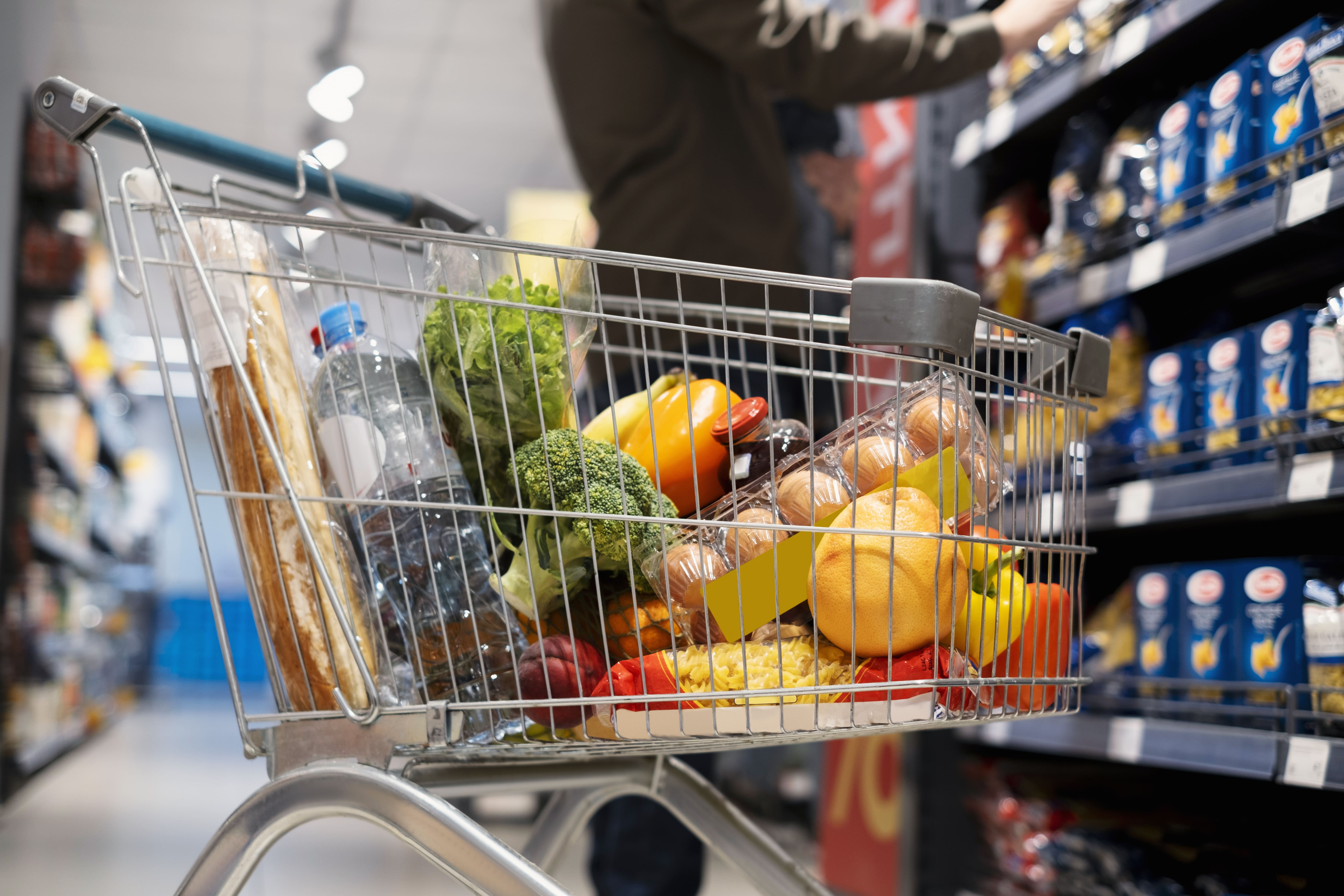 Прокуратурой Ракитянского района выявлены нарушения законодательства о ценообразовании на продукты питания.